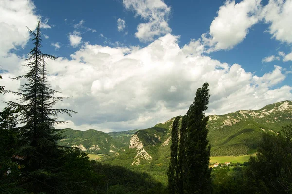 イタリアのエミリア ロマーニャ州ボローニャ近くのアペニン山脈の風光明媚なリノ川渓谷のパノラマビュー ストックフォト