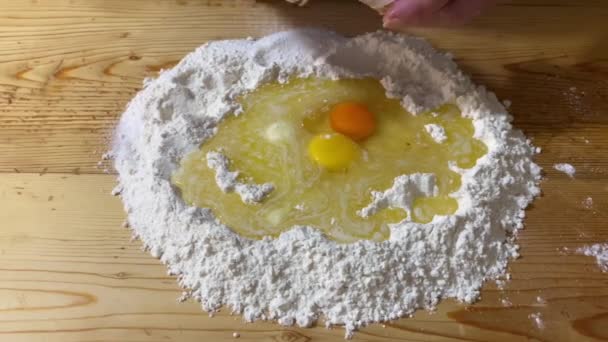 Yemek Hazırlama Ahşap Kesme Tahtasındaki Ellerle Yoğurma Malzemesi Yapımı Yapımı — Stok video