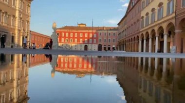 Modena 'daki su havuzu çeşmelerindeki tarihi binaların yansımaları.