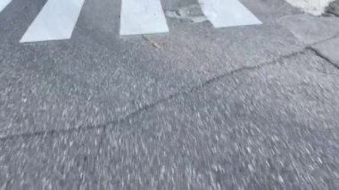 Caddedeki rezervasyonu tanımlamak için asfalta çizilmiş bisiklet hattı işareti.