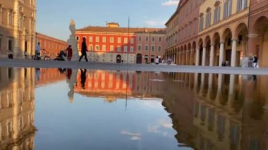 Modena 'daki su havuzu çeşmelerindeki tarihi binaların yansımaları.