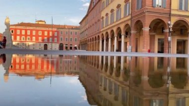 Modena 'daki su havuzu çeşmelerindeki tarihi binaların yansımaları.