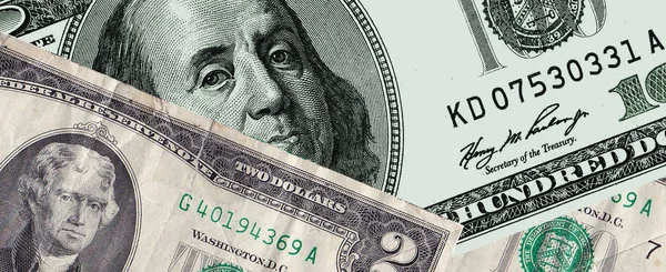 Bankpapiere der USA hundert Dollar und zwei Dollar sind ein Nennwert zerlegt — Stockfoto