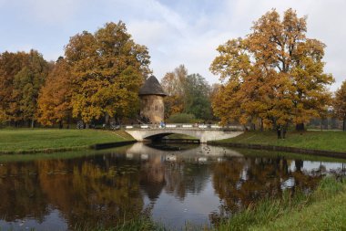  Pavlovsk, tümünde en romantik ve büyüleyici cazibe. Bu aynı zamanda bir kule ve bir değirmen andıran özel bir şekilde inşa edilmiş bir köşk var. Yapı tuğla yapılır ama üst Masonluk resmeden resimleri ile örtülüdür. 