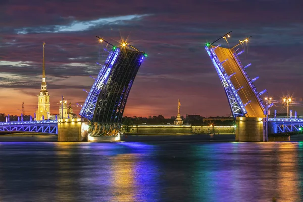  St. Petersburg Kuzey Venedik bir neden için denir. 90'dan fazla nehirler ve şehrin üzerinde Neva 342 köprüler vardır. Grand asma köprü sarayın gurur ve St. Petersburg sembolü olduğunu.