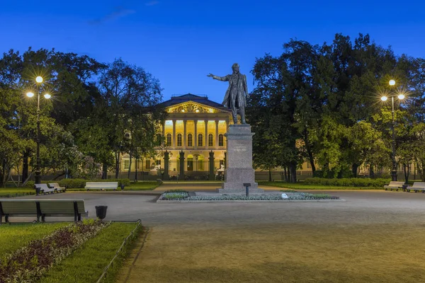 Rus Devlet Müzesi (1917 kadar Rus Müzesi İmparator Alexander III) Rus sanat dünyanın en büyük koleksiyonudur. St. Petersburg orta kesiminde yer alır.