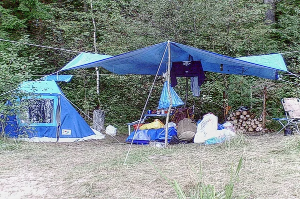 テントやボート ロシア トヴェリ地域 ヴォルガ川村 Harlovo 2012 と海岸の観光 — ストック写真
