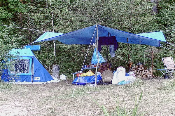 テントやボート ロシア トヴェリ地域 ヴォルガ川村 Harlovo 2012 と海岸の観光 — ストック写真