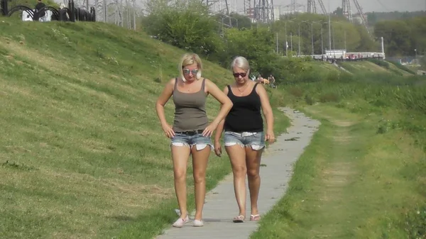 Şehir gün 850 Moskova yıldönümünde parkta yürümek. Doğa ve nehir, Rusya, Bratislavskaya, 2018