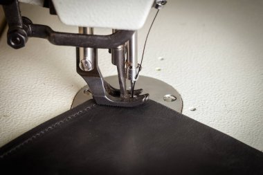 bir deri atölyesinde dikiş deri ürünleri