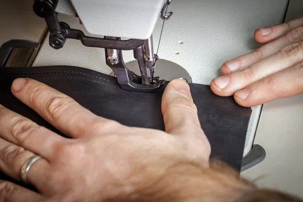 Couture de produits en cuir dans un atelier de cuir — Photo