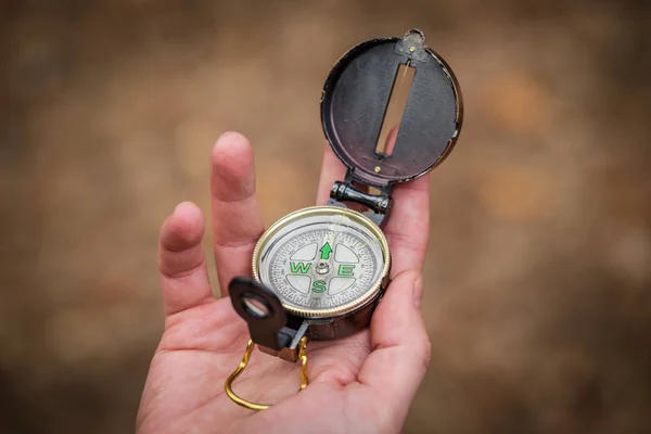 Kompas autoryzacje mężczyzna, trzymając w ręce — Zdjęcie stockowe