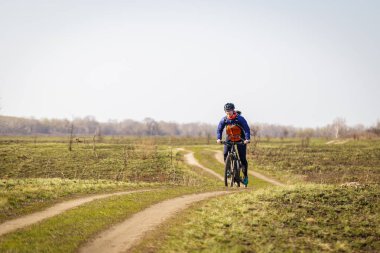 kadın bisikletçi sahada bir bisiklet sürme