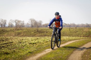 kadın bisikletçi sahada bir bisiklet sürme