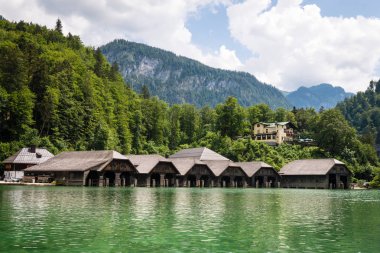 Natioanal park ve balıkçı Koningssee, Alpler evlerde.