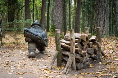 Tervete, Letonya - 07 Ekim 2018: Ahşap Heykel GNOME Tervete orman eğlence parkında.