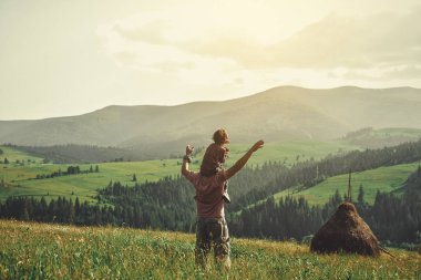 Oğlu ve babası dağda.