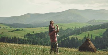 Oğlu ve babası dağda.