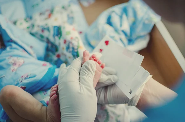 Doktor yenidoğanlarda kan testi yaptırır. Hastaneden çıkarıldı.