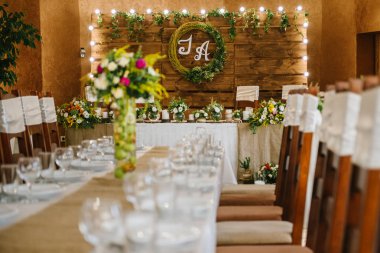 Düğün ahşap tarzı ve çiçekli