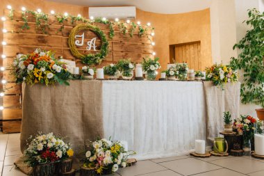 Düğün ahşap tarzı ve çiçekli