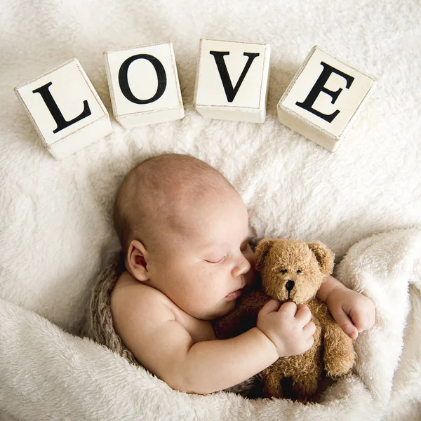 Lindo Recién Nacido Bebé Duerme Con Juguete Osito Peluche Blanco — Foto de Stock