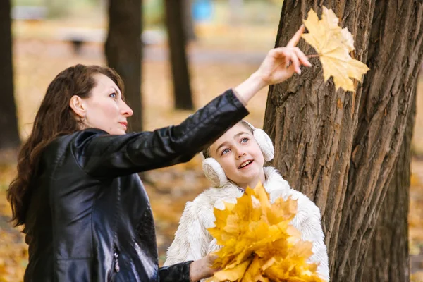 Счастливая мать с дочерью в осеннем парке — стоковое фото