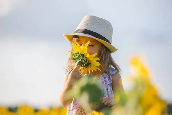 Kind Zonnebloem Zomer Natuur Leuk Zomervakantie Meisje Snuiven Een Zonnebloem — Stockfoto