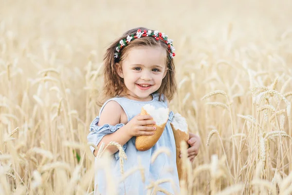 Een Schattige Blonde Meisje Eten Van Een Smakelijke Bagel Een — Stockfoto