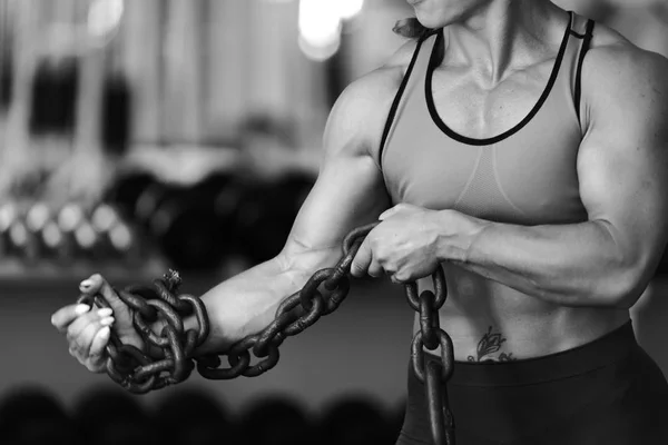 Bodybuilding Meisje Sportschool Met Een Ketting Haar Handen Close Van — Stockfoto