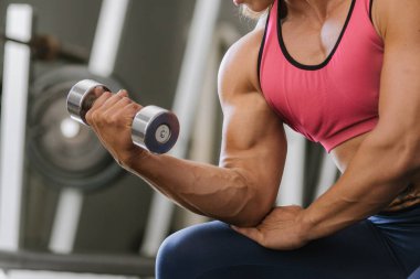 sportif kızı spor salonunda dumbbells ile egzersiz yaparak