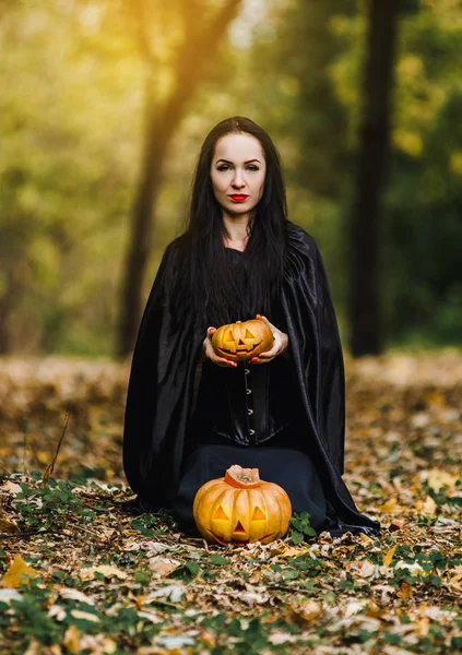 Молодая ведьма в осеннем лесу — стоковое фото