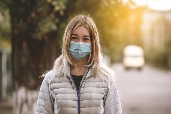 Femme souffrant de maladie et portant un masque facial. Femme en masque de protection se sentant mal dans la rue dans la ville avec la pollution de l'air. Le smog, pollution de l'environnement . — Photo