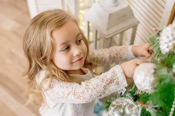 Chica feliz decora el árbol de Navidad — Foto de Stock