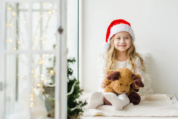 Petite Fille Dans Chapeau Père Noël Avec Cerf Peluche Assis — Photo