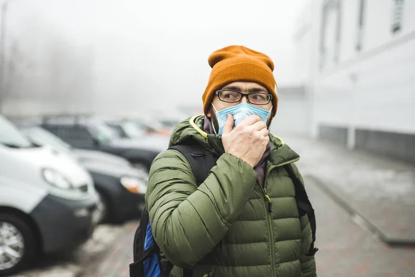 Ein Mann mit Maske auf der Straße. Schutz vor Virus und Grip — Stockfoto