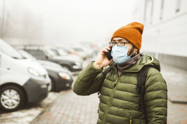 Sokakta maske takan bir adam. Virüse karşı koruma ve kavrama