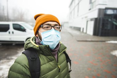 Sokakta maske takan bir adam. Virüse karşı koruma ve kavrama