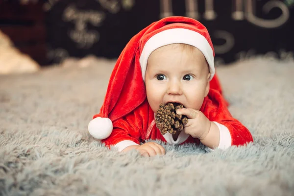 Matin de Noël, bébé habillé en Père Noël — Photo