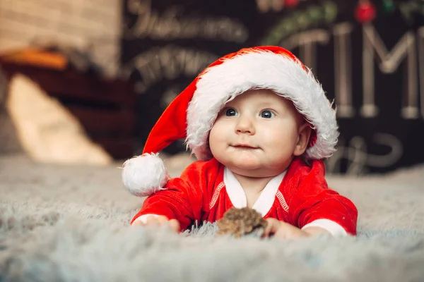 Matin de Noël, bébé habillé en Père Noël — Photo