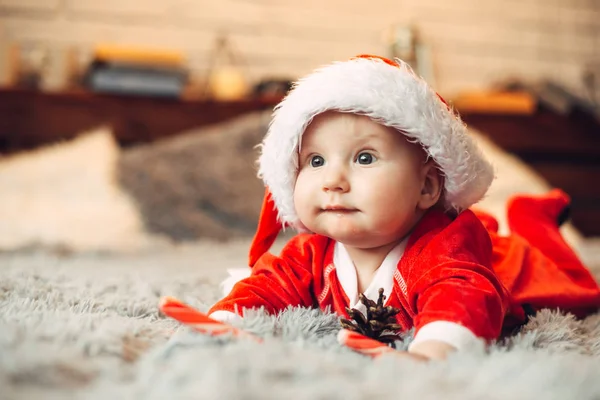 Matin de Noël, bébé habillé en Père Noël — Photo