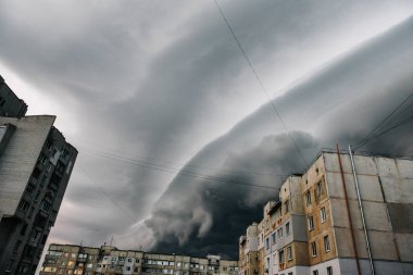 Güzel fırtına gökyüzü bulutlu şehri, kıyamet günü gibi