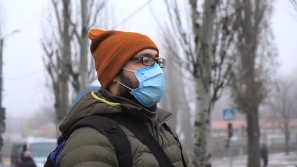 路上でマスクの男 ウイルスや汚染に対する保護 — ストック動画