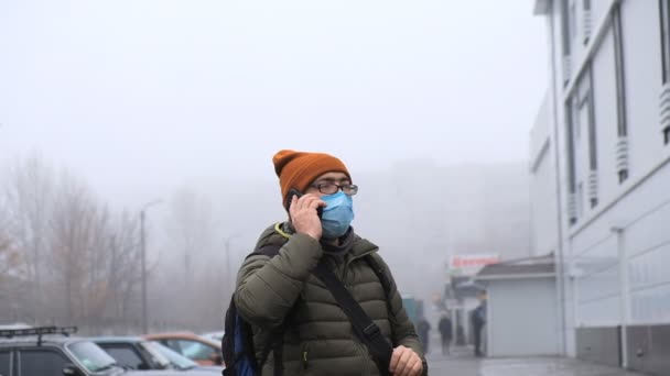 路上でマスクの男。ウイルスや汚染に対する保護 — ストック動画