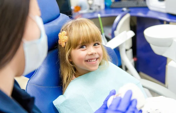 Mała dziewczynka sitts w biurze Dentyści — Zdjęcie stockowe