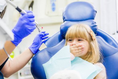 Diş hekimleri Office küçük kız sitts