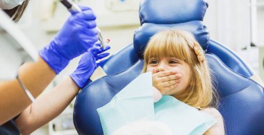 Diş hekimleri Office küçük kız sitts