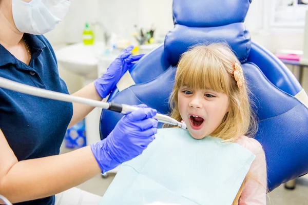 Mała dziewczynka sitts w biurze Dentyści — Zdjęcie stockowe