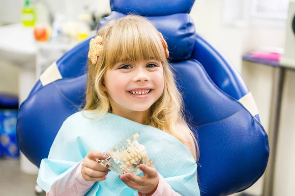 Ein kleines Kind spielt mit künstlichen Kiefern. Kinderzahnheilkunde. Zahnärztliche Praxis. — Stockfoto