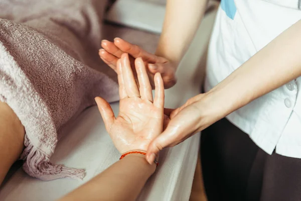 fizyoterapist ellerini Masaj